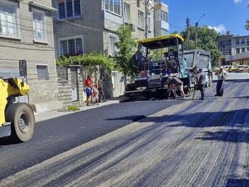 Работници на „Автомагистрали – Черно море“ АД асфалтират "Тича"