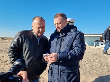 Няма пряка опасност за българските териториални води от аварията в Керченския проток, каза Петър Димитров в Дуранкулак