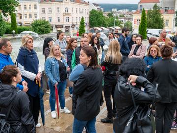 Десетки се събраха пред шуменския съд в подкрепа на шуменка, заплашена от екстрадиране в САЩ