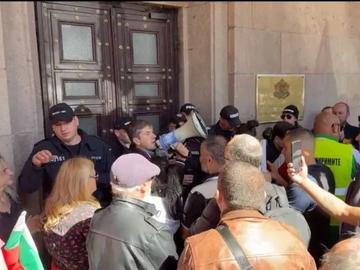 Опълченците на Шипка: Граждани щурмуваха МС заради ремонта на паметника