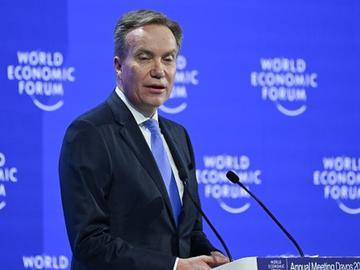 Шефът на Световния икономически форум подаде оставка след проверка на връзките му с Епстийн