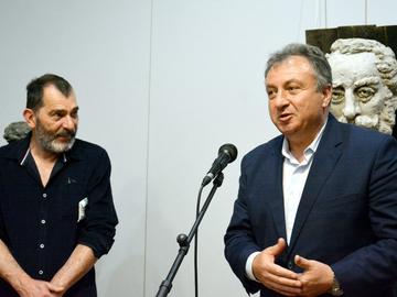 Изложбата разгледаха областният управител Георги Жеков и кметът Христо Христов.