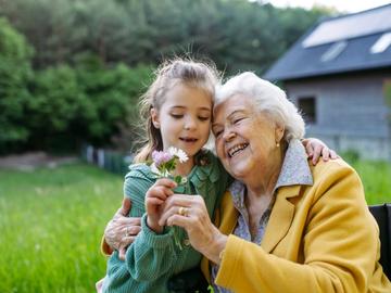 Защо много баби и дядовци искат да разглезват внуците си?