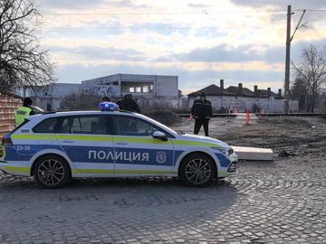 Кола с младежи бе блъсната от влак край Исперих, 18-годишната водачка минала на червен сигнал