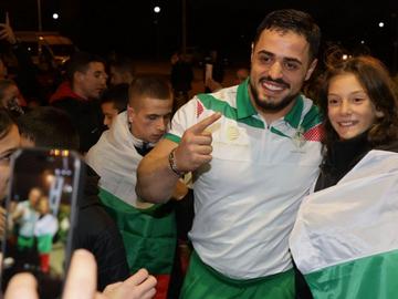 "С такава подкрепа мога всичко". Шампионът Карлос Насар се прибра у дома