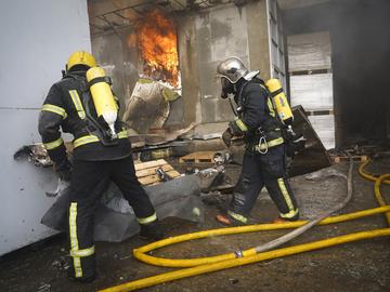 Властите в Харков съобщиха за петима убити и избухнал пожар при руска атака срещу украинския град