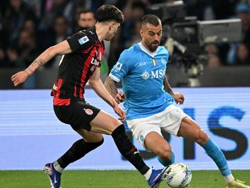 Наполи победи Милан и държи Интер под напрежение