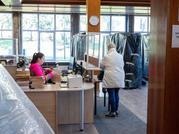 Служителите са покрили всички рафтове и книги с найлони.