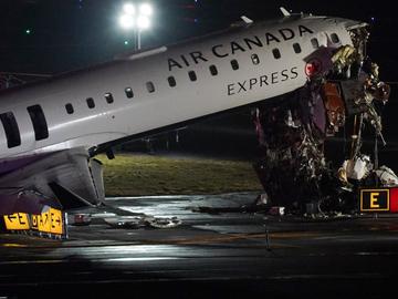 Пилотите на пътнически самолет загинаха при сблъсък с пожарна на летище в Ню Йорк