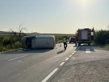 Двама пострадали след сблъсък между лек автомобил и бус