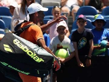 Световният №8 напусна Мелбърн още на старта по най-неприятния начин