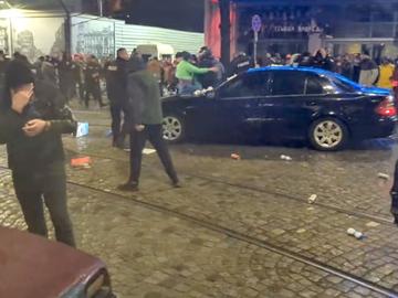 Протестиращи атакуваха депутатска кола, жандармерията отвърна със сълзотворен газ