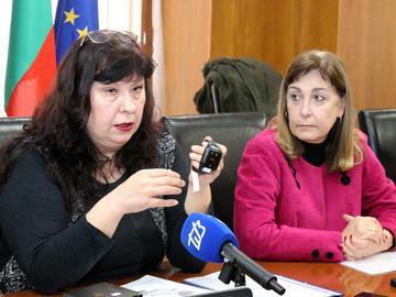 Севелина Колева и директорът на дирекция „Социална политика и здравеопазване” в Община Шумен Петранка Петрова представиха напредъка на иновативния проект.