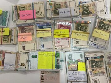 МВР показа пачките пари у задържан на протеста и как трошат патрулка