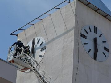 Часовникът на шуменската пожарна вече със стрелки и циферблати от 3 страни