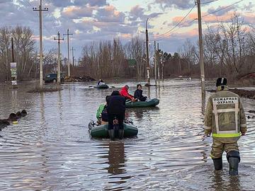 В Орск евакуираха над 700 души след скъсването на бента, водата се покачва