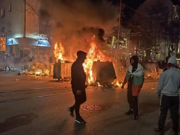 Четирима, замеряли полицаите с камъни и бомбички на протеста, остават в килия