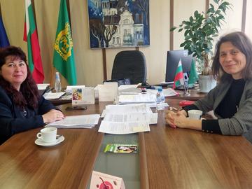 Зам.-кметът по образование на Шумен Светла Станкова разговаря с народния представител Елисавета Белобрадова