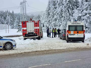 Мъже с автомати охранявали хижата, при която откриха 3 трупа