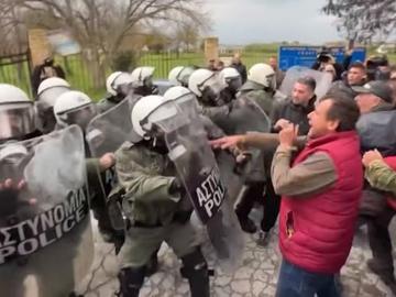 Сълзотворен газ и бой между фермери и полиция в Солун, отпушиха пътя през Кулата