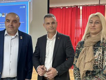 Ст.комисар Георги Гендов - директор на ОДМВР-Шумен, директорът на VI ОУ „Еньо Марковски“ Ирина Стефанова, президентът на Ротари клуб Шумен Петър Иванов