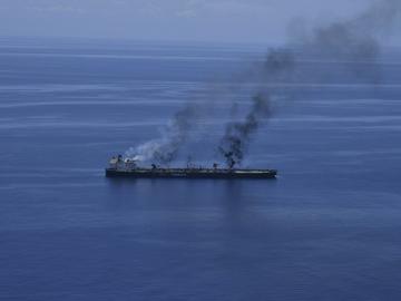 Удареният от хусите танкер гори в Червено море и от него изтича петрол, съобщи Пентагонът