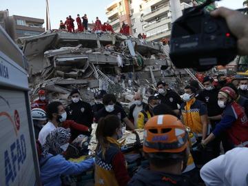 7-етажен жилищен блок рухна в Турция ден след мощния трус, издирват затрупани