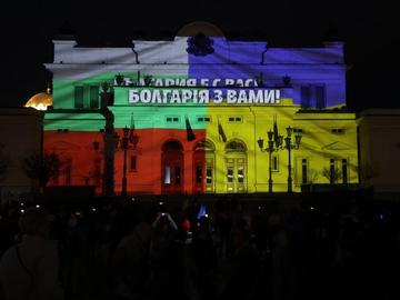 Три емблематични сгради в цветовете на украинското знаме