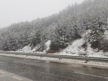 Сняг в Перник и Радомир, студ застрашава овошките