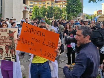 Медиците отново излязоха на протест, блокираха движението в района на парламента