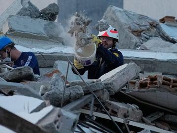 Броят на жертвите на най-разрушителния от век трус в Колумбия се удвои за часове