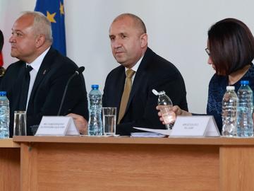 Радев: Всеки полицай - добре облечен, добре въоръжен, добре изглеждащ и да знае английски