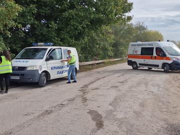 Камион застигна и блъсна кола в Ловеч, шофьорът загина, а жена се бори за живот