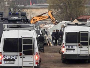 Полиция и водно оръдие в "Захарна фабрика": Багери рушат незаконни постройки