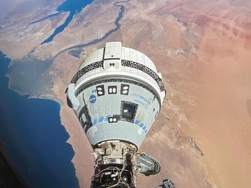 Космическият кораб „Старлайнер“ остава скачен с МКС заради течове
