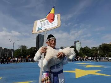 Протестиращи фермери се биха с полицията в Букурещ