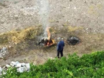 Заснеха с дрон жител на Плоски да пали огън дни след огнената стихия и евакуацията на селото
