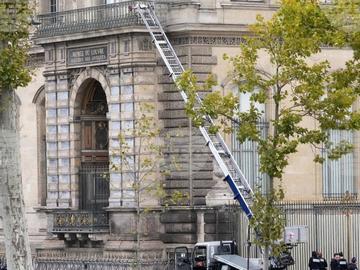 Арестуваха двама за дръзката кражба на бижута от Лувъра