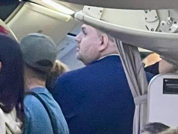 "Да, България" пусна папарашки снимки на Пеевски от полет на Turkish Airlines