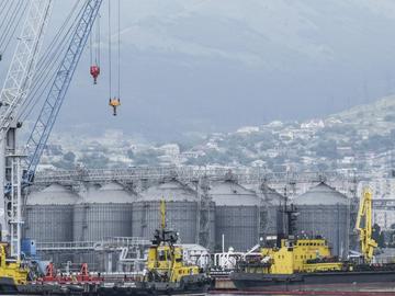 Пристанището в Новоросийск спря износа на нефт след украинска атака с дронове