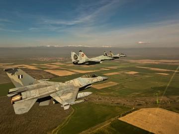 Български МиГ-29 и гръцки F-16 проведоха съвместни тренировъчни полети