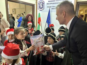 Коледарчета наричаха в Областната дирекция на МВР в Шумен