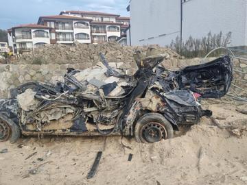 4 месеца след потопа в Елените: Кал и тиня, собственици на имоти още стоят без ток и вода