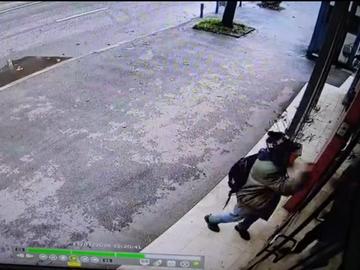 Арестуваха мъжа, който счупи стъклото на българското посолство в Скопие