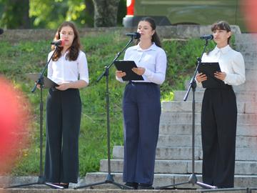 Стихове за Апостола прочетоха Симона Йосифова, Рада Тодорова и Александра Минчева от театрална работилница "Слънчеви усмивки" към Младежки дом – Шумен