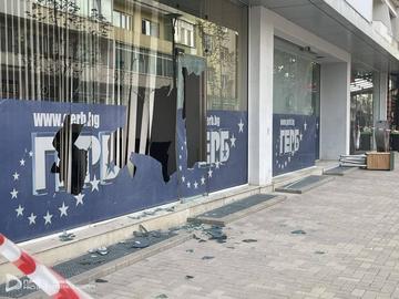 Мъж потроши с брадва витрините на офиса на ГЕРБ в центъра на Добрич