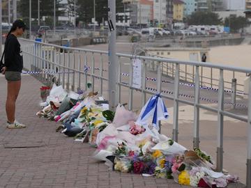 Оцелелият стрелец от плажа Бонди с 59 обвинения, събраха $1,5 млн. за героя Ахмед