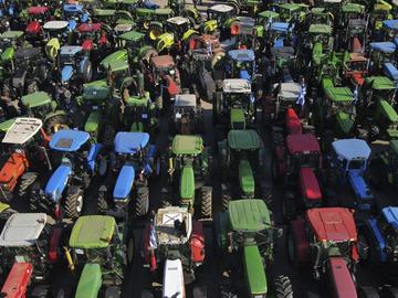 След 53 дни протести гръцките фермери вдигат блокадите