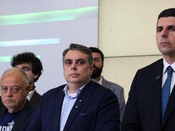 Асен Василев нарече "буря в чаша вода" драмата около Манол Пейков