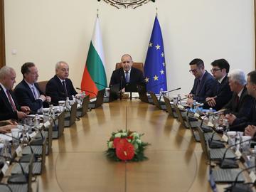 Премиерът и заместниците му с 34 съветници